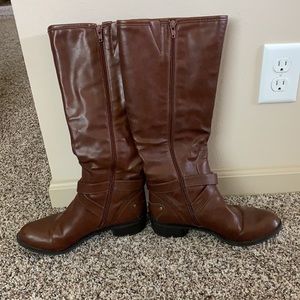 Women’s 7.5 brown buckle boots
